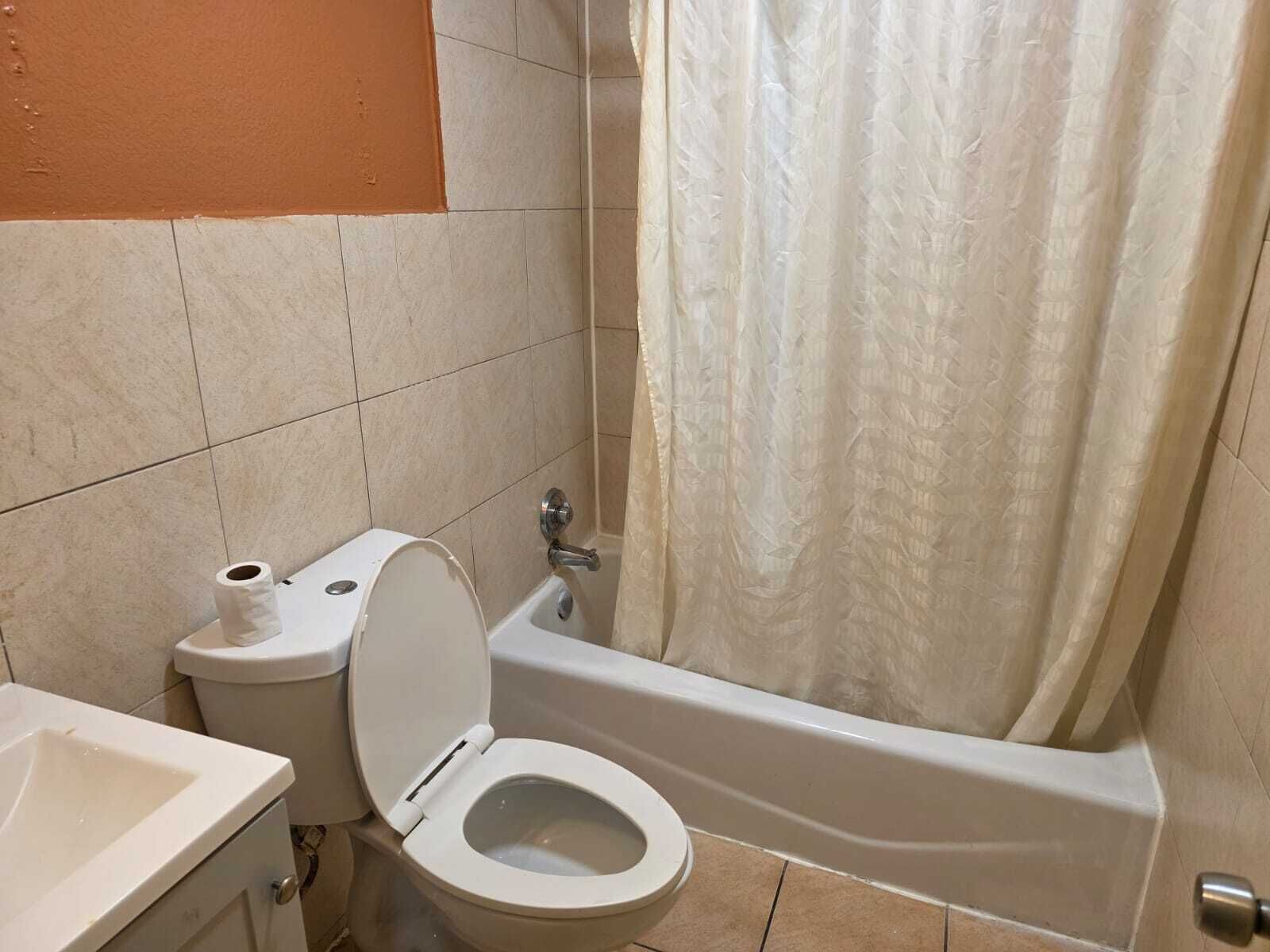 Room, 1 King Bed, Non Smoking | Bathroom | Free toiletries, towels