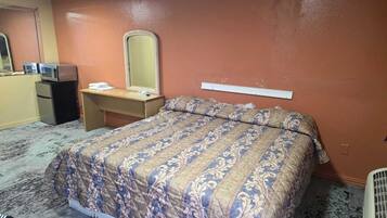 Habitación, 1 cama King size, para no fumadores | Caja de seguridad en la habitación, wifi gratis y ropa de cama