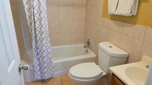 Free toiletries, towels - Relax Motel by Hotel O Arlington TX (Grand Prairie)