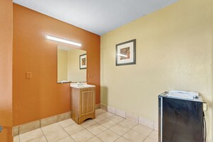 Room, 1 King Bed, Non Smoking | In-room safe, free WiFi, bed sheets