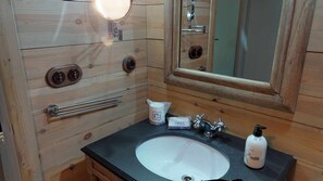 A wooden bathroom with a sink, mirror, and hand sanitizer. - La Borda de Zarrastiecho en Sallent de Gállego_ Grupos de Amigos o Familias (Sallent De Gallego)