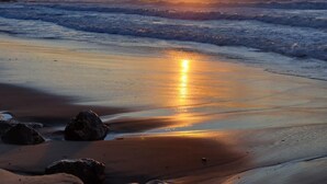 A beach with the sun reflecting on the wet sand and waves approaching the shore. - Suitur apartment with pool in Marbella beach (Marbella)