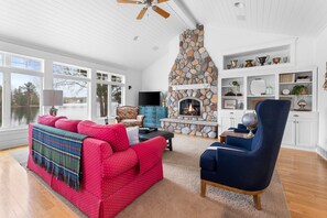 Télévision, cheminée, livres, espaces bureaux