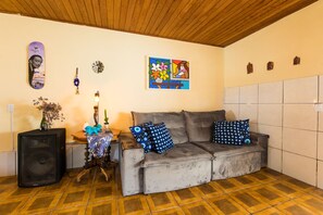 Een smart-tv en een stereo