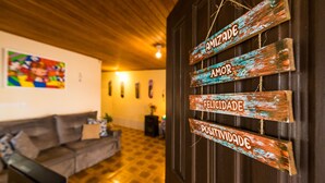 Una puerta de madera con letreros que dicen "AMOR", "FELICIDADE" y "POSITIVIDADE".