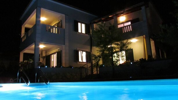 A two-story building with a swimming pool in front. - 4 Bed Villa Sleeps 9 - Pool, Pets, Garden, Parking (Supetar)