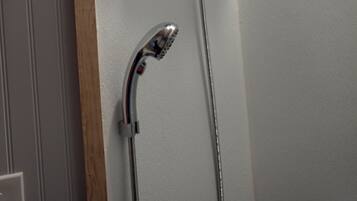 Douche, serviettes fournies, savon, shampooing
