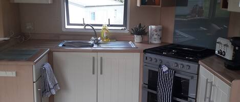 Kjøleskap, mikrobølgeovn, ovn og kokeplater