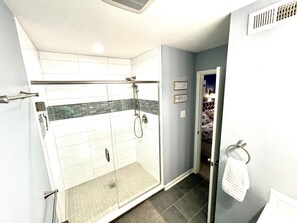 Baignoire, sèche-cheveux, serviettes fournies, savon