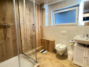Baignoire, sèche-cheveux, serviettes fournies