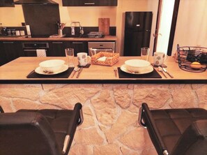 Een koelkast, een microgolfoven, een oven, een kookplaat