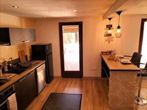 Réfrigérateur, four à micro-ondes, un four, surface de cuisson