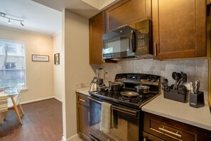 Jääkaappi, mikroaaltouuni, uuni, astianpesukone