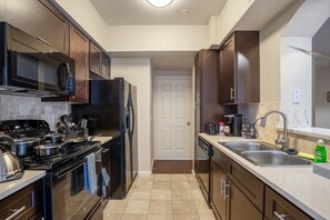 Jääkaappi, mikroaaltouuni, uuni, astianpesukone