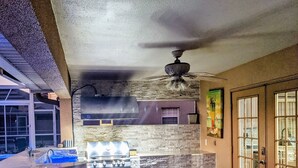 Una cocina con estufa a gas, horno y parrilla integrada.