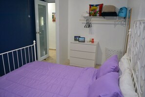 3 habitaciones, escritorio y tabla de planchar con plancha