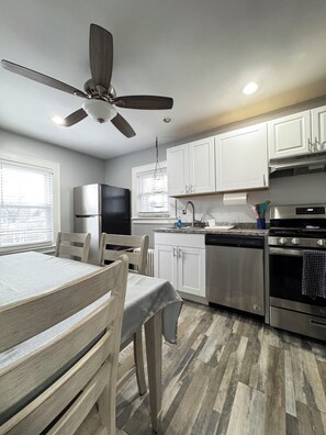 ثلاجة، ميكروويف، فرن، موقد طهي مسطح