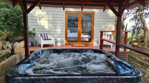 Terrace/patio - Whale Beach Secluded Self Contained Cottage, Spa and Fire Pit. Pet friendly. (Whale Beach)