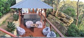 Outdoor dining - Whale Beach Secluded Self Contained Cottage, Spa and Fire Pit. Pet friendly. (Whale Beach)