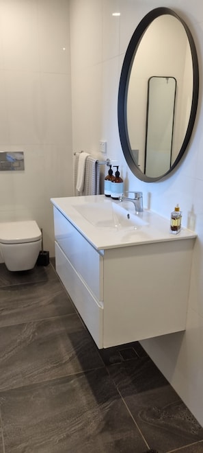 Douche, sèche-cheveux, serviettes fournies, savon