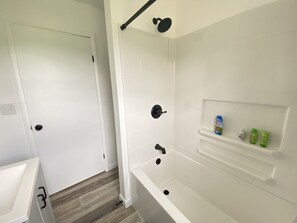 Badekar, håndklær, såpe og sjampo