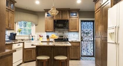 Yellow Cottage Home Close to I-40 and I-27