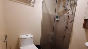 Douche, sèche-cheveux, bidet, serviettes fournies