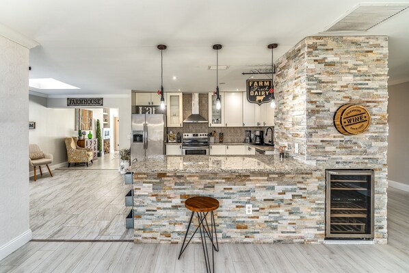 Kylskåp, mikrovågsugn, ugn och spishäll