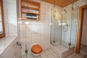 Douche, sèche-cheveux, serviettes fournies