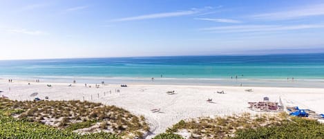 En la playa y sombrillas