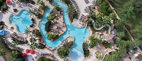 Una piscina al aire libre, una piscina climatizada