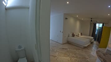 Een douche, een haardroger, handdoeken, zeep