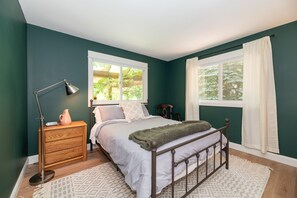 3 bedrooms, desk, iron/ironing board, free WiFi