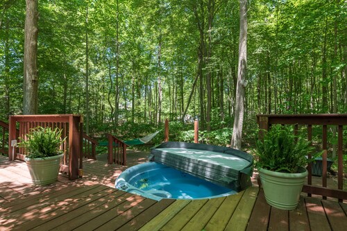 In the Trees- Relaxing getaway with hot tub! 400ft to private Lake Access!