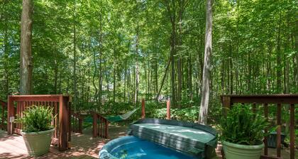 In the Trees- Relaxing getaway with hot tub! 400ft to private Lake Access!