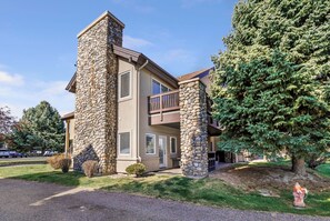 Exterior - NEW! Canyon Trail Condo. Private. Full kitchen! 😍<br>CAN’T BEAT THIS LOCATION! 📍 (Twin Falls)