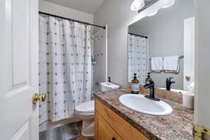 Bathroom - NEW! Canyon Trail Condo. Private. Full kitchen! 😍<br>CAN’T BEAT THIS LOCATION! 📍 (Twin Falls)