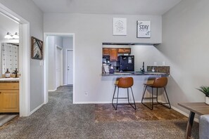 Interior - NEW! Canyon Trail Condo. Private. Full kitchen! 😍<br>CAN’T BEAT THIS LOCATION! 📍 (Twin Falls)