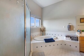 Baignoire, serviettes fournies, savon, papier toilette