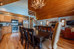 Interior - Rustic Woodsy Getaway w/Hot Tub & Fireplace (Oakland)