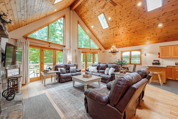 Smart-TV, Kamin, DVD-Player, Bücher