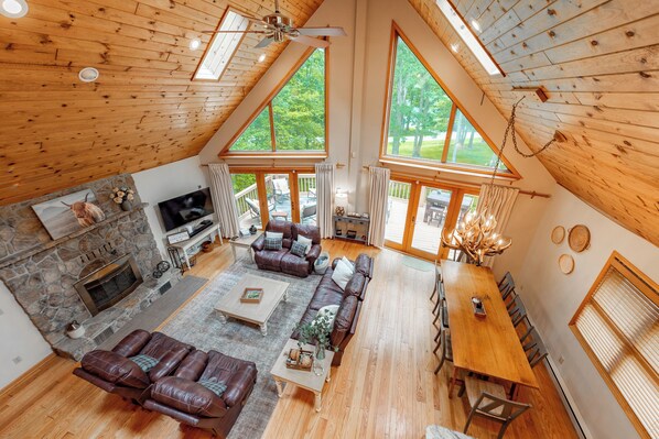 Smart-TV, Kamin, DVD-Player, Bücher