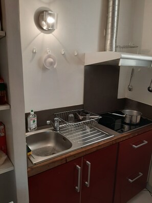 ثلاجة، ميكروويف، فرن، موقد طهي مسطح