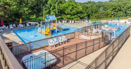 Branson Condo at Stonebridge Golf Resort with Pool and Wi-Fi close to Silver Dol