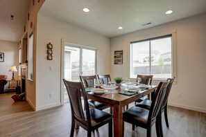 Dining - Fantastic Family Friendly Home w/ Moutain View, Huge Fenced yard, Private Backyard and Patio, A/ (Redmond)