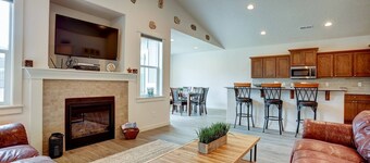 Fantastic Family Friendly Home w/ Moutain View, Huge Fenced yard, Private Backyard and Patio, A/