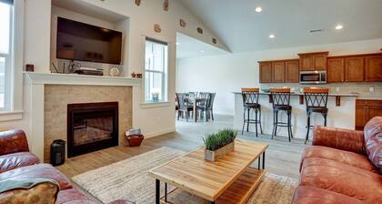 Fantastic Family Friendly Home w/ Moutain View, Huge Fenced yard, Private Backyard and Patio, A/