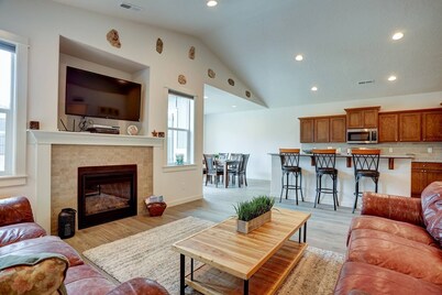 Fantastic Family Friendly Home w/ Moutain View, Huge Fenced yard, Private Backyard and Patio, A/