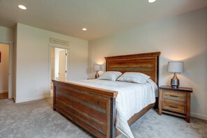 3 bedrooms, WiFi, bed sheets - Fantastic Family Friendly Home w/ Moutain View, Huge Fenced yard, Private Backyard and Patio, A/ (Redmond)