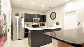 Refrigerador, microondas, horno y parrilla de estufa